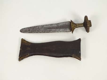 Grande et ancienne épée courte de guerrier dans 