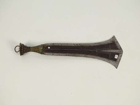 Ancienne épée courte en métal bois et laiton. La 