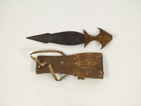 Ancienne et spectaculaire épée courte en métal 