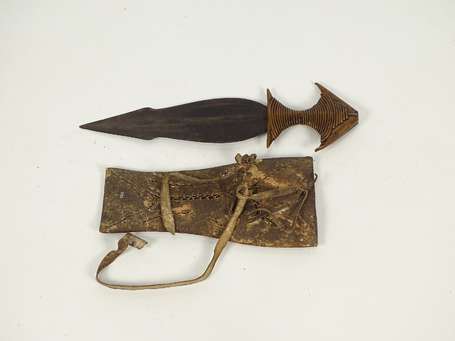 Ancienne et spectaculaire épée courte en métal 