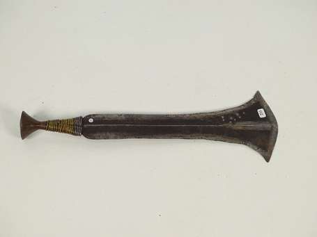 Ancienne épée courte en métal bois et cuivre dont 