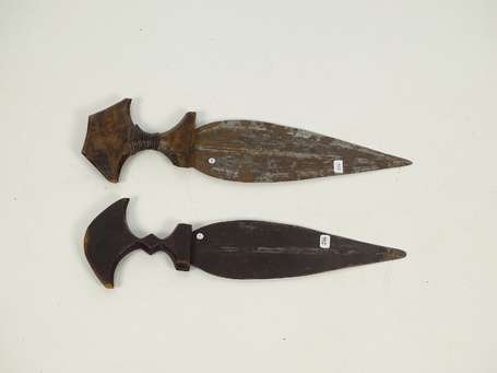Deux anciennes épées courtes en métal et bois dont
