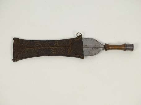 Ancienne épée courte en métal bois et cuivre rouge
