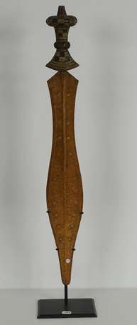 Ancienne épée courte de prestige en bois cuivre et