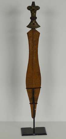 Ancienne épée courte de prestige en bois cuivre et