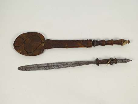 Deux anciennes épées courtes en métal dont l'une 