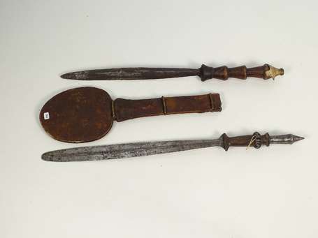 Deux anciennes épées courtes en métal dont l'une 