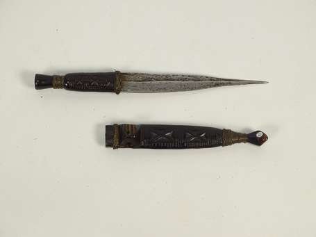 Ancien grand couteau de guerrier en métal bois et 