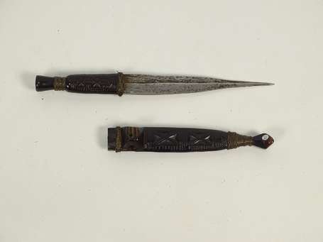 Ancien grand couteau de guerrier en métal bois et 
