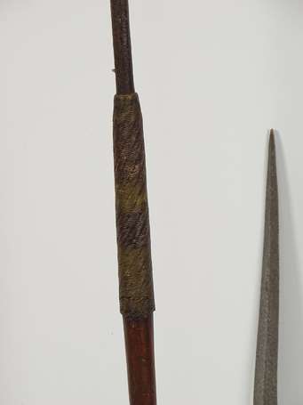 Ancienne et belle lance de combat en bois métal et