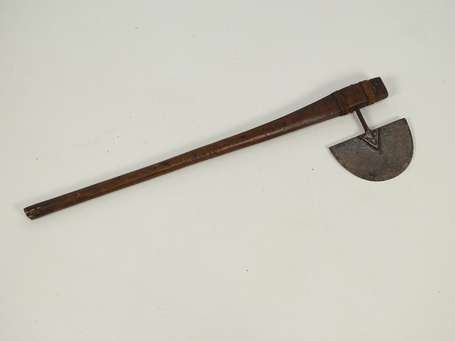 Très ancienne hache de combat en bois et métal. Le