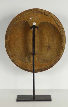Ancien bouclier de guerrier en bois et peau. Sur 