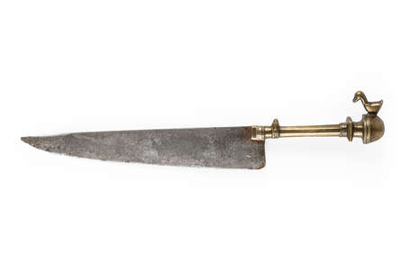 Ancien couteau en métal et bronze lié au sacrifice