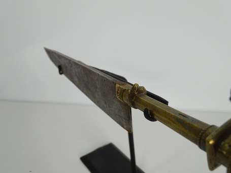 Ancien couteau en métal et bronze lié au sacrifice