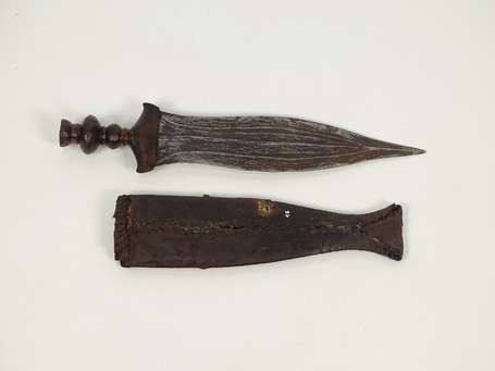 Ancien petit couteau de guerrier en bois fer et 