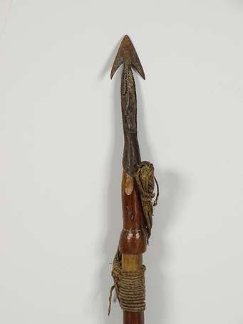 Ancien harpon en métal bois et fibres à la pointe 