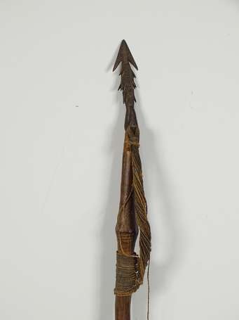 Ancien harpon en métal bois et fibres à la pointe 