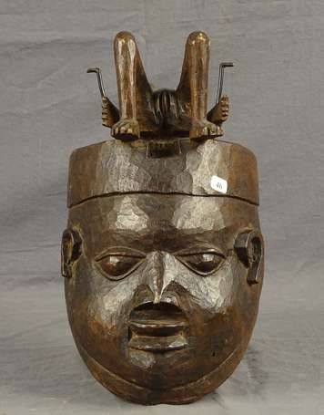 Exceptionnel et ancien masque heaume sculpté dans 