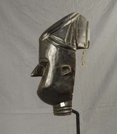 Ancien et unique masque de danse au cou annelé et 