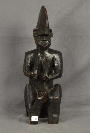 Ancienne statuette féminine en bois mi-dur assise 