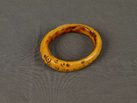 Ancien et très joli bracelet en ivoire à décor 