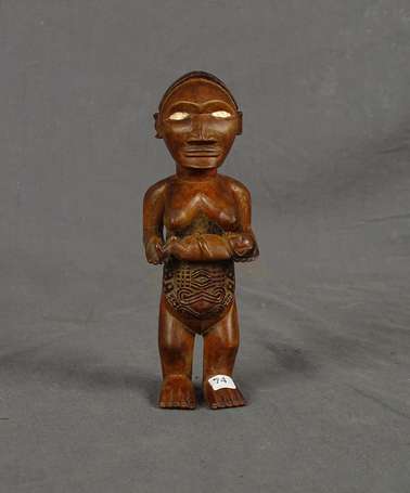 Statuette de mère à l'enfant en bois dur, aux yeux