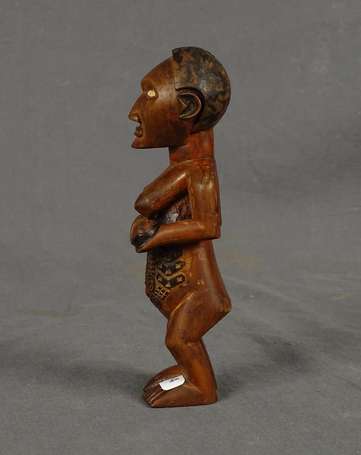 Statuette de mère à l'enfant en bois dur, aux yeux