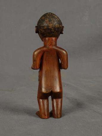 Statuette de mère à l'enfant en bois dur, aux yeux