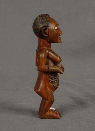 Statuette de mère à l'enfant en bois dur, aux yeux