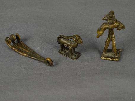 Trois anciens poids figuratifs en bronze à cire 