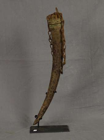 Très rare et ancienne corne en ivoire de féticheur