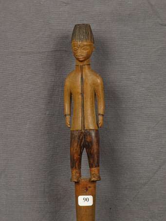 Ancienne canne en bois dur sculptée, dans sa 