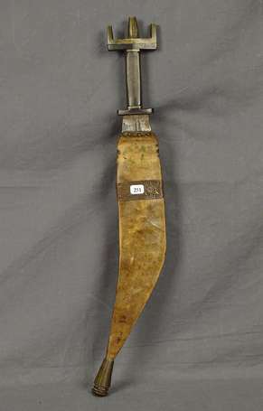 Ancien couteau de guerrier à lame courbe à gorge 
