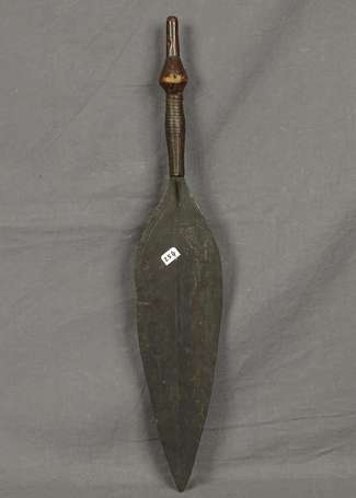 Deux anciens couteaux de guerrier en bois et métal