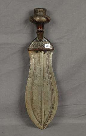 Ancienne épée courte 'Ikul' en métal bois laiton 