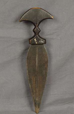 Deux anciennes épées courtes en métal et bois dont