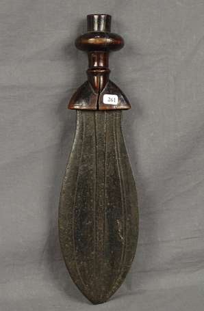 Ancienne épée courte en bois et métal 'Ikul'. 