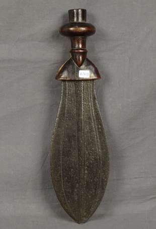 Ancienne épée courte en bois et métal 'Ikul'. 