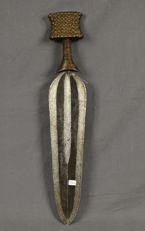 Ancienne épée en métal clous bois et cuivre rouge 