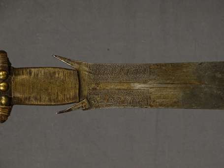 Ancien petit sabre court en bois métal et cuivre à