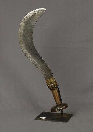 Ancien sabre court à la lame recourbée en métal 