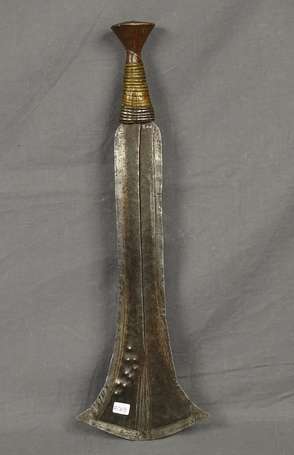 Deux anciennes épées courtes en métal bois et 
