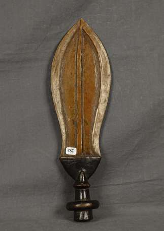Ancienne épée courte de cérémonie 'Ikul' en bois 