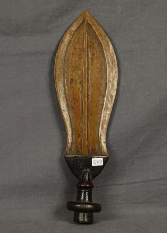 Ancienne épée courte de cérémonie 'Ikul' en bois 