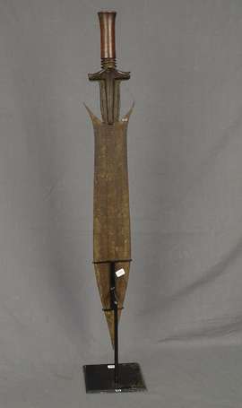 Ancien grand sabre de guerrier en bois et métal à 