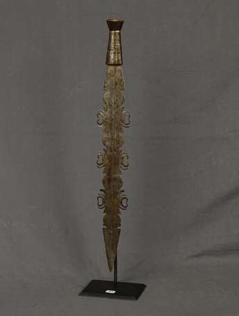 Ancienne épée courte en bois et métal dont la lame