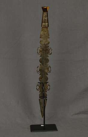 Ancienne épée courte en bois et métal dont la lame