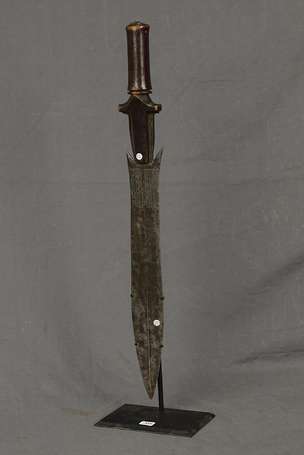 Ancien sabre de guerrier en bois et métal. La lame