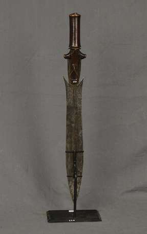 Ancien sabre de guerrier en bois et métal. La lame