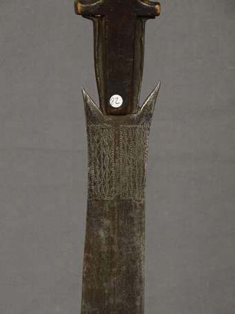 Ancien sabre de guerrier en bois et métal. La lame